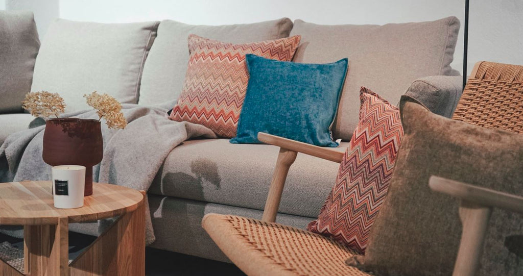Hier findest du Inspiration für (d)ein gemütliches Zuhause!  Ob Dekoration wie Vasen, Windlichter oder Kerzenhalter, Kissen für dein Sofa oder Kerzen für ein angenehmes Licht. 